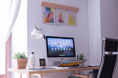 棕色木桌上的白色iMac